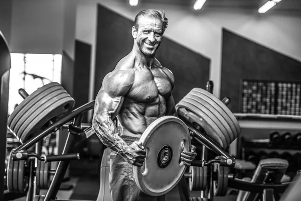 Brutal Bodybuilder Fort Athlétique Homme Âgé Pompage Vers Haut Muscles — Photo