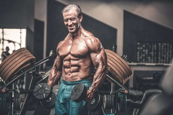 Acımasız güçlü vücut geliştirmeci atletik kasları egzersiz vücut geliştirme kavramı arka plan - kas vücut geliştirmeci yakışıklı erkekler spor salonu çıplak gövde kavramı spor ve diyet egzersiz yapıyor pompalama adam yaşlı