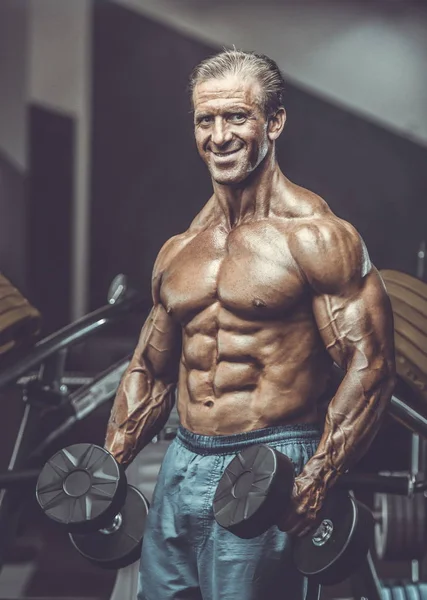 Acımasız güçlü vücut geliştirmeci atletik kasları egzersiz vücut geliştirme kavramı arka plan - kas vücut geliştirmeci yakışıklı erkekler spor salonu çıplak gövde kavramı spor ve diyet egzersiz yapıyor pompalama adam yaşlı