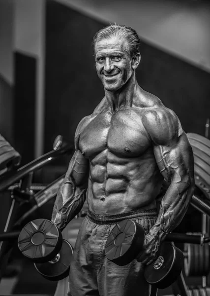 Acımasız güçlü vücut geliştirmeci atletik kasları egzersiz vücut geliştirme kavramı arka plan - kas vücut geliştirmeci yakışıklı erkekler spor salonu çıplak gövde kavramı spor ve diyet egzersiz yapıyor pompalama adam yaşlı