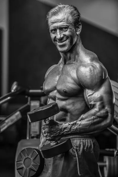 Brutale Sterke Bodybuilder Atletische Leeftijd Man Oppompen Van Spieren Training — Stockfoto