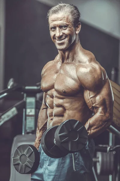 Acımasız güçlü vücut geliştirmeci atletik kasları egzersiz vücut geliştirme kavramı arka plan - kas vücut geliştirmeci yakışıklı erkekler spor salonu çıplak gövde kavramı spor ve diyet egzersiz yapıyor pompalama adam yaşlı