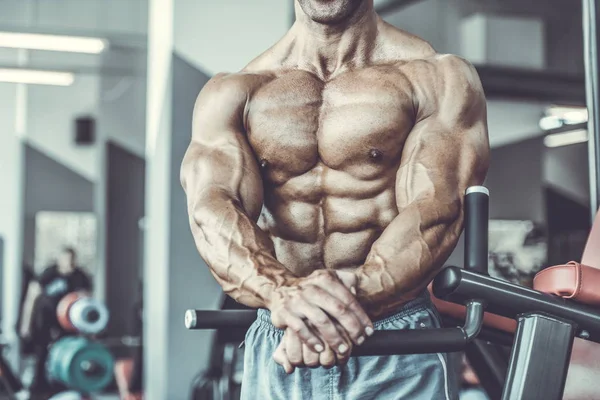 Acımasız güçlü vücut geliştirmeci atletik kasları egzersiz vücut geliştirme kavramı arka plan - kas vücut geliştirmeci yakışıklı erkekler spor salonu çıplak gövde kavramı spor ve diyet egzersiz yapıyor pompalama adam yaşlı
