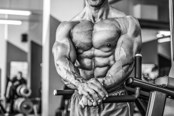 Βάναυση Ισχυρή Bodybuilder Αθλητικός Μεσήλικας Άντλησης Μέχρι Τους Μυς Προπόνηση — Φωτογραφία Αρχείου