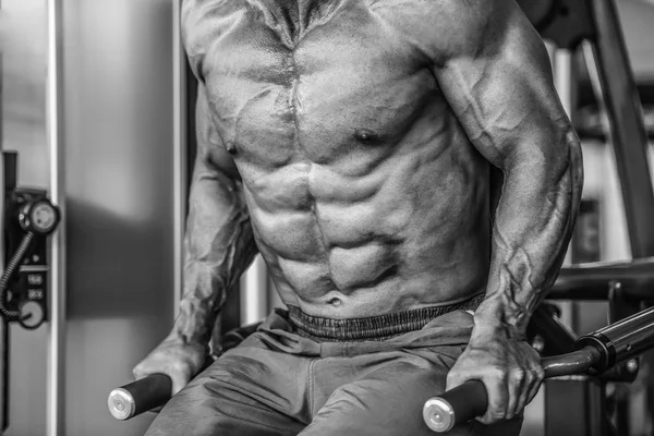 Brutale Sterke Bodybuilder Atletische Leeftijd Man Oppompen Van Spieren Training — Stockfoto