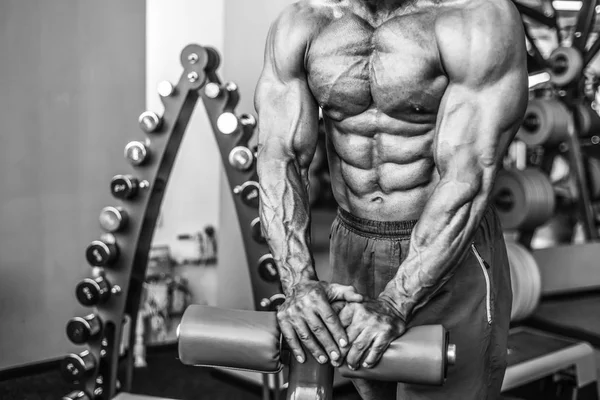 Acımasız güçlü vücut geliştirmeci atletik kasları egzersiz vücut geliştirme kavramı arka plan - kas vücut geliştirmeci yakışıklı erkekler spor salonu çıplak gövde kavramı spor ve diyet egzersiz yapıyor pompalama adam yaşlı