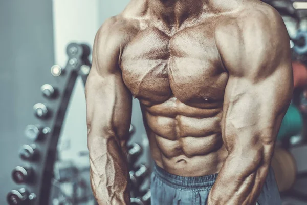 Acımasız güçlü vücut geliştirmeci atletik kasları egzersiz vücut geliştirme kavramı arka plan - kas vücut geliştirmeci yakışıklı erkekler spor salonu çıplak gövde kavramı spor ve diyet egzersiz yapıyor pompalama adam yaşlı