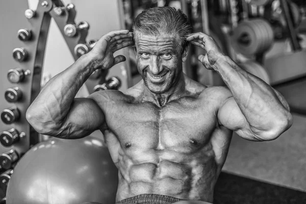 Brutale Forte Bodybuilder Atletico Uomo Anziano Pompaggio Muscoli Allenamento Concetto — Foto Stock