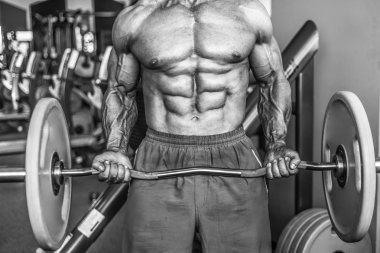 Acımasız güçlü vücut geliştirmeci atletik kasları egzersiz vücut geliştirme kavramı arka plan - kas vücut geliştirmeci yakışıklı erkekler spor salonu çıplak gövde kavramı spor ve diyet egzersiz yapıyor pompalama adam yaşlı