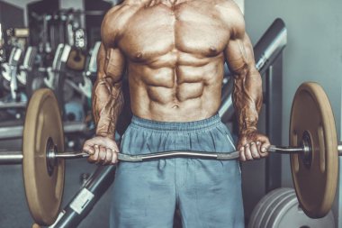 Acımasız güçlü vücut geliştirmeci atletik kasları egzersiz vücut geliştirme kavramı arka plan - kas vücut geliştirmeci yakışıklı erkekler spor salonu çıplak gövde kavramı spor ve diyet egzersiz yapıyor pompalama adam yaşlı