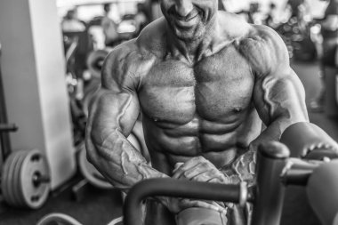 Acımasız güçlü vücut geliştirmeci atletik kasları egzersiz vücut geliştirme kavramı arka plan - kas vücut geliştirmeci yakışıklı erkekler spor salonu çıplak gövde kavramı spor ve diyet egzersiz yapıyor pompalama adam yaşlı