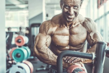 Acımasız güçlü vücut geliştirmeci atletik kasları egzersiz vücut geliştirme kavramı arka plan - kas vücut geliştirmeci yakışıklı erkekler spor salonu çıplak gövde kavramı spor ve diyet egzersiz yapıyor pompalama adam yaşlı