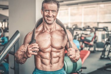 Acımasız güçlü vücut geliştirmeci atletik kasları egzersiz vücut geliştirme kavramı arka plan - kas vücut geliştirmeci yakışıklı erkekler spor salonu çıplak gövde kavramı spor ve diyet egzersiz yapıyor pompalama adam yaşlı