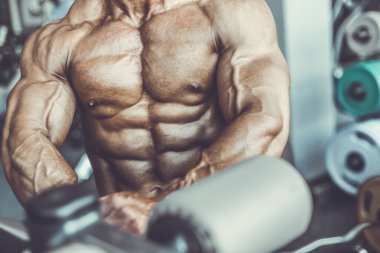 Acımasız güçlü vücut geliştirmeci atletik kasları egzersiz vücut geliştirme kavramı arka plan - kas vücut geliştirmeci yakışıklı erkekler spor salonu çıplak gövde kavramı spor ve diyet egzersiz yapıyor pompalama adam yaşlı