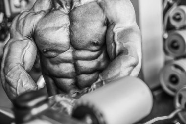 Acımasız güçlü vücut geliştirmeci atletik kasları egzersiz vücut geliştirme kavramı arka plan - kas vücut geliştirmeci yakışıklı erkekler spor salonu çıplak gövde kavramı spor ve diyet egzersiz yapıyor pompalama adam yaşlı