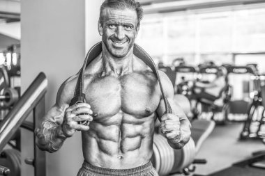 Acımasız güçlü vücut geliştirmeci atletik kasları egzersiz vücut geliştirme kavramı arka plan - kas vücut geliştirmeci yakışıklı erkekler spor salonu çıplak gövde kavramı spor ve diyet egzersiz yapıyor pompalama adam yaşlı