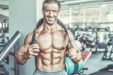 Acımasız güçlü vücut geliştirmeci atletik kasları egzersiz vücut geliştirme kavramı arka plan - kas vücut geliştirmeci yakışıklı erkekler spor salonu çıplak gövde kavramı spor ve diyet egzersiz yapıyor pompalama adam yaşlı