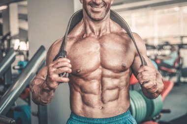 Acımasız güçlü vücut geliştirmeci atletik kasları egzersiz vücut geliştirme kavramı arka plan - kas vücut geliştirmeci yakışıklı erkekler spor salonu çıplak gövde kavramı spor ve diyet egzersiz yapıyor pompalama adam yaşlı