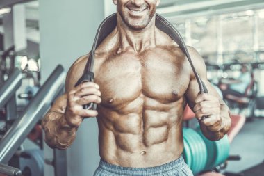 Acımasız güçlü vücut geliştirmeci atletik kasları egzersiz vücut geliştirme kavramı arka plan - kas vücut geliştirmeci yakışıklı erkekler spor salonu çıplak gövde kavramı spor ve diyet egzersiz yapıyor pompalama adam yaşlı