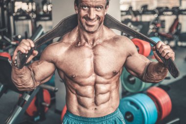 Acımasız güçlü vücut geliştirmeci atletik kasları egzersiz vücut geliştirme kavramı arka plan - kas vücut geliştirmeci yakışıklı erkekler spor salonu çıplak gövde kavramı spor ve diyet egzersiz yapıyor pompalama adam yaşlı