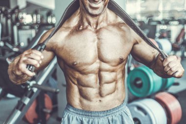 Acımasız güçlü vücut geliştirmeci atletik kasları egzersiz vücut geliştirme kavramı arka plan - kas vücut geliştirmeci yakışıklı erkekler spor salonu çıplak gövde kavramı spor ve diyet egzersiz yapıyor pompalama adam yaşlı