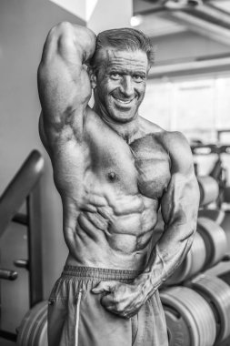 Acımasız güçlü vücut geliştirmeci atletik kasları egzersiz vücut geliştirme kavramı arka plan - kas vücut geliştirmeci yakışıklı erkekler spor salonu çıplak gövde kavramı spor ve diyet egzersiz yapıyor pompalama adam yaşlı