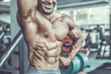 Acımasız güçlü vücut geliştirmeci atletik kasları egzersiz vücut geliştirme kavramı arka plan - kas vücut geliştirmeci yakışıklı erkekler spor salonu çıplak gövde kavramı spor ve diyet egzersiz yapıyor pompalama adam yaşlı