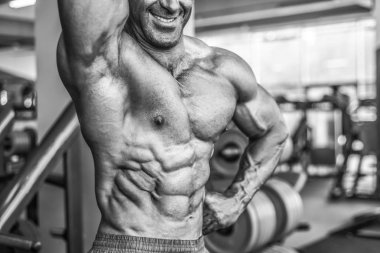 Acımasız güçlü vücut geliştirmeci atletik kasları egzersiz vücut geliştirme kavramı arka plan - kas vücut geliştirmeci yakışıklı erkekler spor salonu çıplak gövde kavramı spor ve diyet egzersiz yapıyor pompalama adam yaşlı