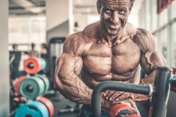 Brutal Forte Fisiculturista Atlético Homem Idoso Bombeamento Músculos Treino Musculação — Fotografia de Stock