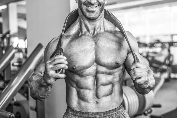 Acımasız güçlü vücut geliştirmeci atletik kasları egzersiz vücut geliştirme kavramı arka plan - kas vücut geliştirmeci yakışıklı erkekler spor salonu çıplak gövde kavramı spor ve diyet egzersiz yapıyor pompalama adam yaşlı