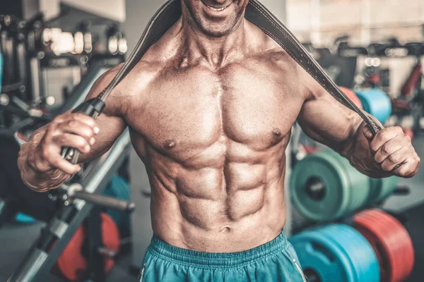 Acımasız güçlü vücut geliştirmeci atletik kasları egzersiz vücut geliştirme kavramı arka plan - kas vücut geliştirmeci yakışıklı erkekler spor salonu çıplak gövde kavramı spor ve diyet egzersiz yapıyor pompalama adam yaşlı