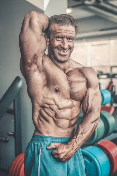 残忍な強力なボディービルダー アスレチック老人揚水筋肉トレーニング ボディビル概念の背景 裸の胴体のスポーツやダイエットのコンセプトで演習を行う筋肉ボディービルダー ハンサムな男性 — ストック写真