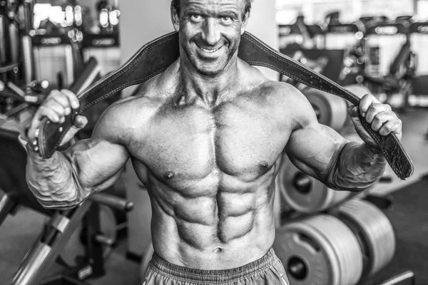 Brutale Sterke Bodybuilder Atletische Leeftijd Man Oppompen Van Spieren Training — Stockfoto