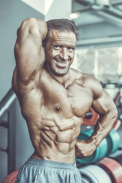 Brutale Forte Bodybuilder Atletico Uomo Anziano Pompaggio Muscoli Allenamento Concetto — Foto Stock