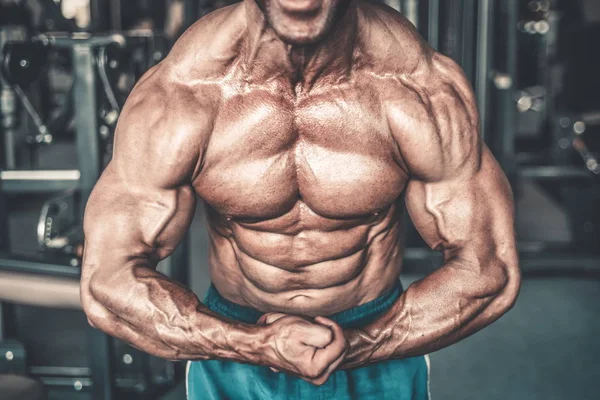 野蛮强壮的健美运动员运动老人抽肌肉锻炼健美的概念背景 肌肉健美英俊的男子在健身房裸躯干运动和饮食概念锻炼 — 图库照片
