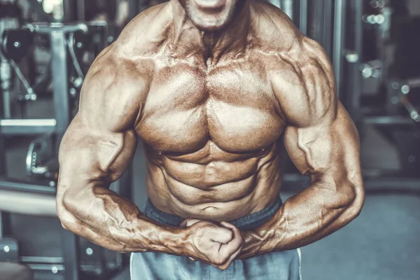 Acımasız güçlü vücut geliştirmeci atletik kasları egzersiz vücut geliştirme kavramı arka plan - kas vücut geliştirmeci yakışıklı erkekler spor salonu çıplak gövde kavramı spor ve diyet egzersiz yapıyor pompalama adam yaşlı