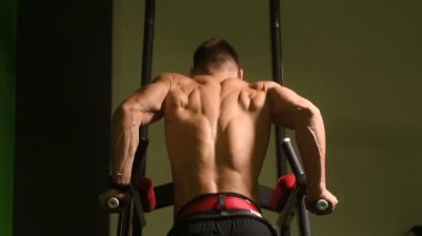Kasları şınav Asimetrik paralel egzersiz fitness egzersizleri ve vücut geliştirme kavramı arka plan - kas vücut geliştirmeci fitness erkekler spor salonu çıplak gövde barlar egzersizleri yapıyor pompalama yakışıklı atletik erkek