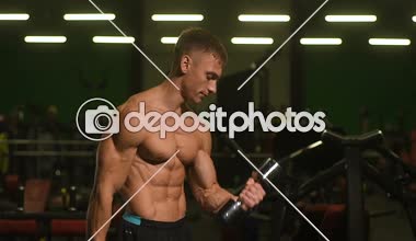 Yakışıklı, güçlü atletik erkekler kaslarını şişiriyor kaslarını çalıştırıyor vücut geliştirme ve vücut geliştirme konsepti - kaslı vücut geliştirme fitness erkekler spor salonunda çıplak bedende kol egzersizleri yapıyor.