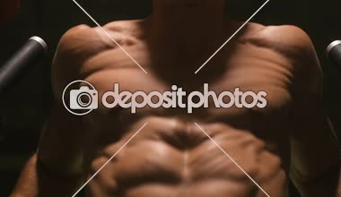 Kasları şınav Asimetrik paralel egzersiz fitness egzersizleri ve vücut geliştirme kavramı arka plan - kas vücut geliştirmeci fitness erkekler spor salonu çıplak gövde barlar egzersizleri yapıyor pompalama yakışıklı atletik erkek