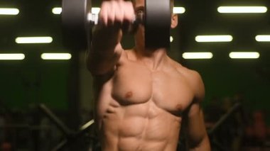 Yakışıklı güçlü atletik erkek omuz kasları egzersiz fitness ve vücut geliştirme kavramı arka plan - kas vücut geliştirmeci fitness erkekler spor salonu çıplak gövde delts egzersizleri yapıyor pompalama