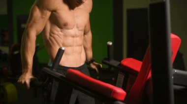 Kasları şınav Asimetrik paralel egzersiz fitness egzersizleri ve vücut geliştirme kavramı arka plan - kas vücut geliştirmeci fitness erkekler spor salonu çıplak gövde 4 k barlar egzersizleri yapıyor pompalama yakışıklı atletik erkek