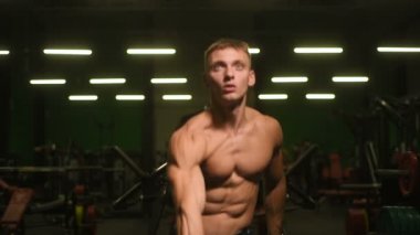 Yakışıklı güçlü atletik erkek omuz kasları egzersiz fitness ve vücut geliştirme kavramı arka plan - kas vücut geliştirmeci fitness erkekler spor salonu çıplak gövde 4 k delts egzersizleri yapıyor pompalama