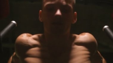 Kasları şınav Asimetrik paralel egzersiz fitness egzersizleri ve vücut geliştirme kavramı arka plan - kas vücut geliştirmeci fitness erkekler spor salonu çıplak gövde 4 k barlar egzersizleri yapıyor pompalama yakışıklı atletik erkek