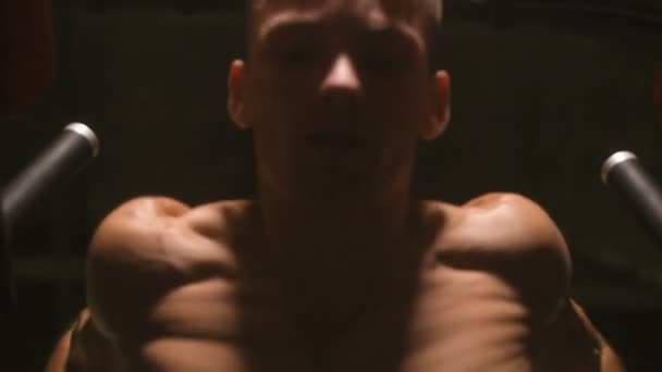 Gut Aussehende Athletische Männer Die Ihre Muskeln Mit Liegestützen Unebenen — Stockvideo