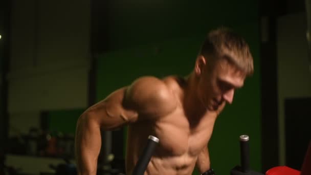 Beaux Hommes Athlétiques Pompage Des Muscles Push Ups Sur Des — Video