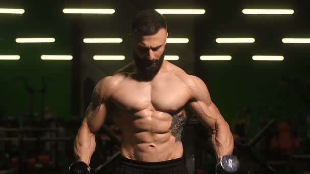 Knappe Sterke Atletische Mannen Pompen Biceps Spieren Workout Fitness Bodybuilding — Stockvideo