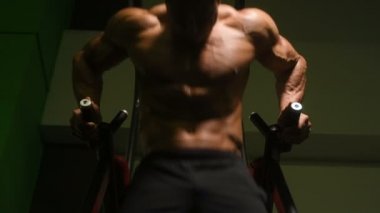 Kasları şınav Asimetrik paralel egzersiz fitness egzersizleri ve vücut geliştirme kavramı arka plan - kas vücut geliştirmeci fitness erkekler spor salonu çıplak gövde barlar egzersizleri yapıyor pompalama yakışıklı atletik erkek
