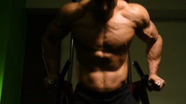 Kasları şınav Asimetrik paralel egzersiz fitness egzersizleri ve vücut geliştirme kavramı arka plan - kas vücut geliştirmeci fitness erkekler spor salonu çıplak gövde barlar egzersizleri yapıyor pompalama yakışıklı atletik erkek
