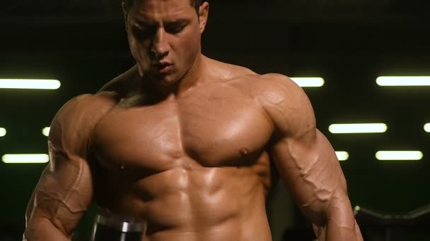 Bonitos Homens Atléticos Fortes Bombeando Músculos Bíceps Treino Fitness Musculação — Vídeo de Stock