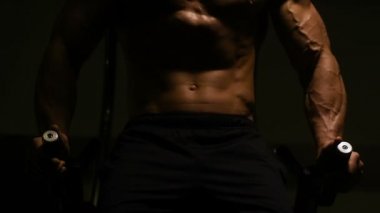 Kasları şınav Asimetrik paralel egzersiz fitness egzersizleri ve vücut geliştirme kavramı arka plan - kas vücut geliştirmeci fitness erkekler spor salonu çıplak gövde barlar egzersizleri yapıyor pompalama yakışıklı atletik erkek
